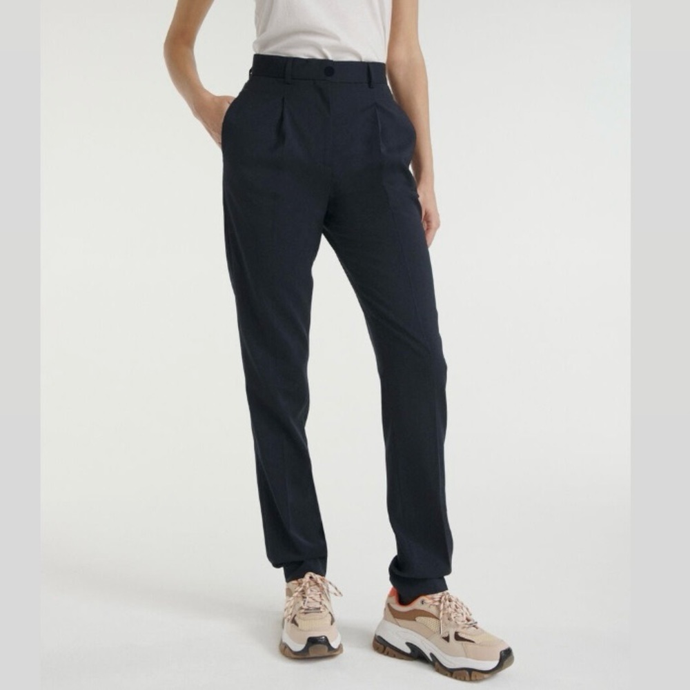 Want Les Essentiels pleated jogger suit pants. 🖤